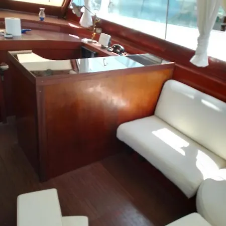بوتيل Egadi Blutour Charter تراباني