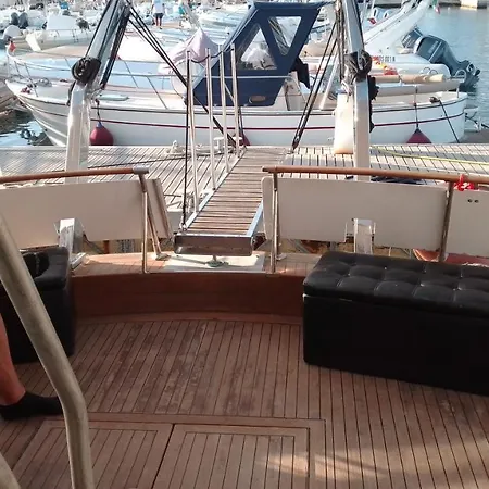 Egadi Blutour Charter بوتيل